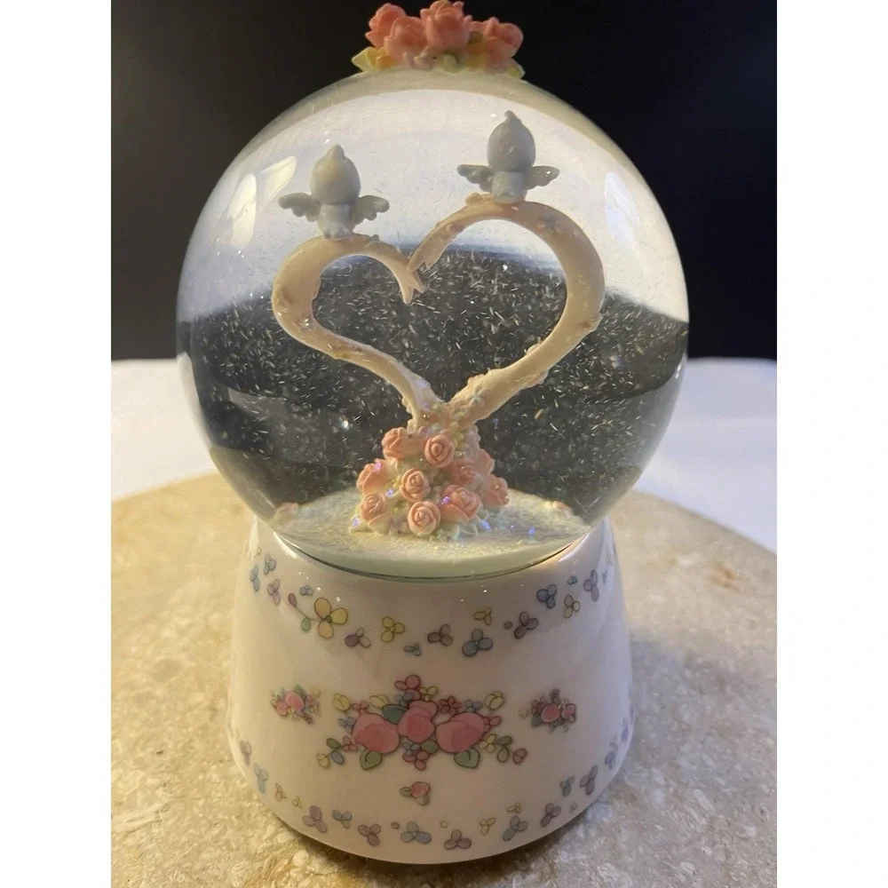 2006 Precious Moments Bluebirds Tying Hearts Snow Globe Plays Pacabels Canon